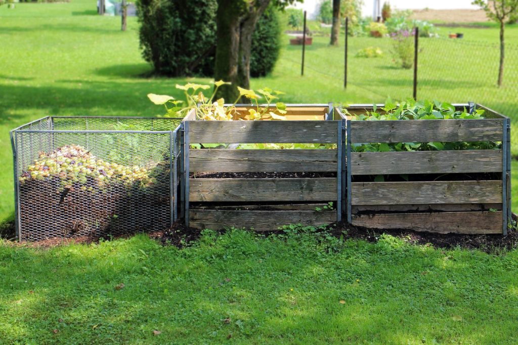 3 bacs de compost dans un jardin